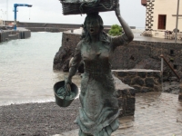 Bronzene Fischverkäuferin