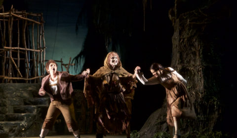 Anna-Katharina Tonauer (Hänsel), Juan Carlos Falcón (Knusperhexe), Csilla Csövari (Gretel) © Christian POGO Zach