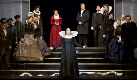  Elaine Ortiz Arandes (Anna Kennedy), Jennifer O'Loughlin (Maria Stuarda), Christoph Seidl (Georg Talbot), Chor des Staatstheaters am Gärtnerplatz © Christian POGO Zach