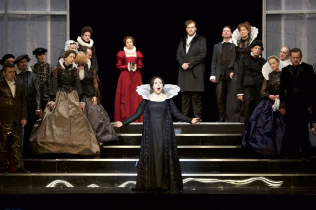 Elaine Ortiz Arandes (Anna Kennedy), Jennifer O'Loughlin (Maria Stuarda), Christoph Seidl (Georg Talbot), Chor des Staatstheaters am Gärtnerplatz © Christian POGO Zach