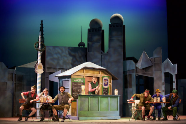Stefan Thomas, Dirk Lüdemann, Thomas Hohenberger (Wirtshausgäste), Martin Hausberg (Wirt), Alexander Bambach (Bartel), Maximilian Berling (Schubert), Stefan Bischoff (Schlosser Schmitt) © Christian POGO Zach
