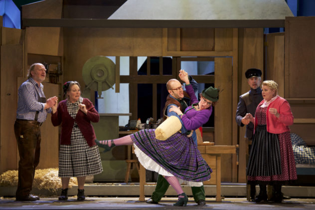 Ferdinand Dörfler (Meister Eder), Dagmar Hellberg (Frau Steinhauser), Stefan Bischoff (Schlosser Schmitt), Ulrike Dostal (Gerti Schmitt), Frank Berg (Chauffeur), Angelika Sedlmeier (Monika Steinhauser) © Christian POGO Zach
