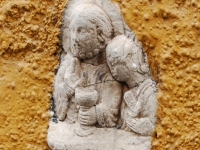 In eine Hausmauer eingelassenes Relief in der Altstadt